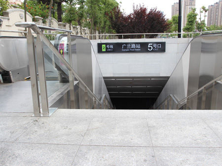 地铁2号线广兰路5号口步行10分钟左右